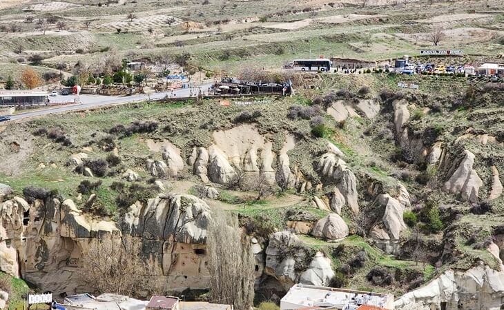 Ortahisar çevresindeki vadi manzarası; kaya oyma yapılar, tüf oluşumları ve yeşil yamaçlarla Kapadokya’nın doğal dokusu